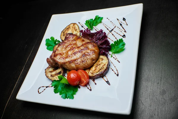 Izgara et ve sebze koyu arka plan üzerinde