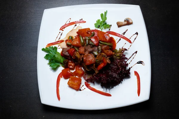 Koyu arka plan üzerine haşlanmış sebze salatası