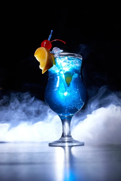 Portakal ve vişne koyu arka plan üzerinde duman mavi kokteyl