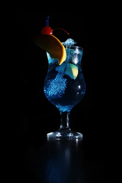 Cocktail blu con arancia e ciliegia in fumo su fondo scuro — Foto Stock