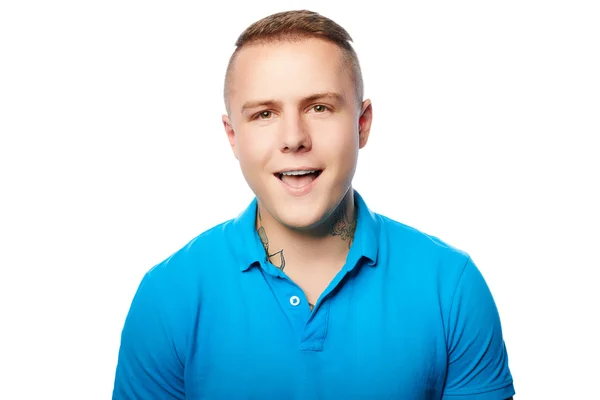 Beyaz zemin üzerine mavi t-shirt gülümseyen adam