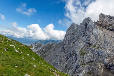 Dağlarda güneşli bir gün.