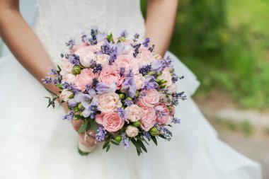Lavanta, gül ve peonies düğün buket.