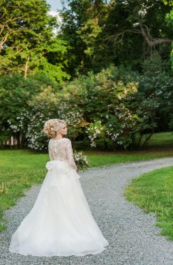 Güzel sarışın gelin Park whith düğün buket