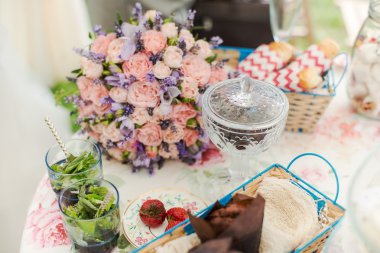 Tablo açık havada servis. Lavanta ve gül çiçek aranjmanı.