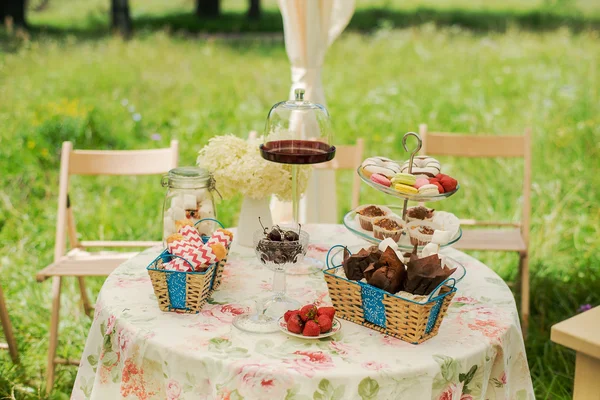 Dessert table for a party. Ombre cake, cupcakes, sweetness and flowers — Stock Photo, Image