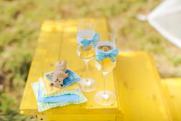 美丽的婚礼香槟杯。室外装饰. — 图库照片