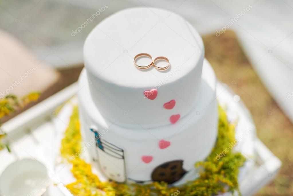 White wedding cake with gold rings
