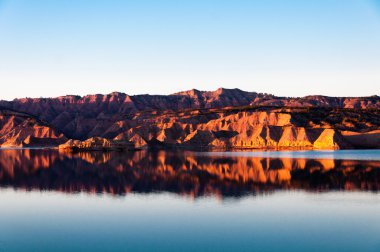 Göl ve kırmızı dağlar