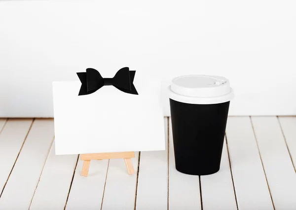 Easel con hoja de papel y taza de café — Foto de Stock