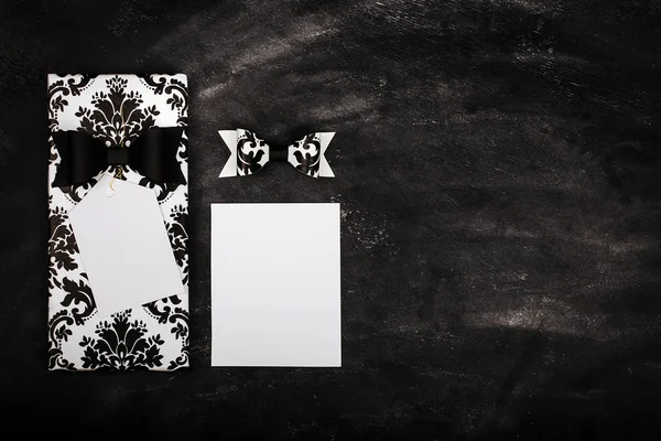 Hadiah hitam putih dengan kartu ucapan mengejek templat. Lihat dari atas — Stok Foto