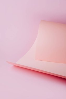 Kağıt Tasarımı. Pastel pembe kağıt, geometrik şekillerde. Sunum için stil arkaplanı.