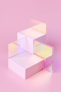 Geometrik şekiller ürün gösterimi için podyum oluşturur. Pembe arka planda parlak akrilik çarşaflı tek renkli platform. Sunum için şık bir zemin. Asgari biçim.