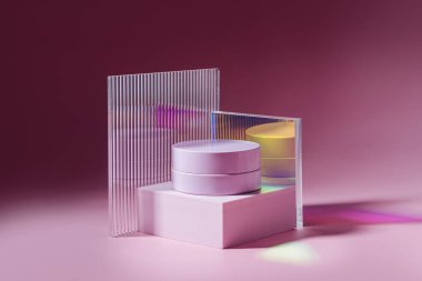 Kürsüde kremalı, pembe arka planda parlak camlı beyaz bir kozmetik şişesi. Sunum için şık bir zemin. Asgari düzeyde. Güzellik ürünü paketi, boş şablon 