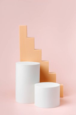 Ürün sunumu için çeşitli geometrik formlara ve pastel renkli podyumlara sahip soyut arkaplan. Kozmetik ürünleri göstermek için podyum.