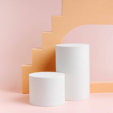 Ürün sunumu için çeşitli geometrik formlara ve pastel renkli podyumlara sahip soyut arkaplan. Kozmetik ürünleri göstermek için podyum.