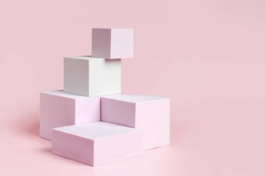 Geometrik şekiller ürün gösterimi için podyum oluşturur. Pembe arka planda tek renkli platform. Sunum için şık bir zemin. Asgari biçim.