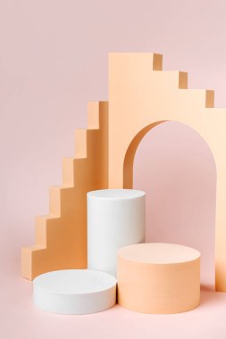 Ürün sunumu için çeşitli geometrik formlara ve pastel renkli podyumlara sahip soyut arkaplan. Kozmetik ürünleri göstermek için podyum.