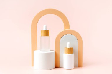 Beyaz şişeler podyumda kemerli. Marka ve ambalaj sunumu için arka plan. Doğal cilt bakım ürünü konsepti.