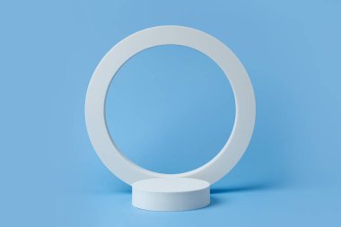 Mavi zemin üzerinde geometrik formlar olan kozmetik ürünleri göstermek için beyaz podyum. Marka ve ambalaj sunumu için arka plan. Doğal cilt bakım ürünü konsepti.