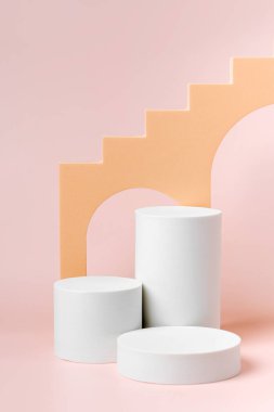 Merdiven ve kemerli silindir podyum. Ürün sunumu için çeşitli geometrik şekillere sahip soyut arkaplan. Kozmetik ürünleri göstermek için podyum.