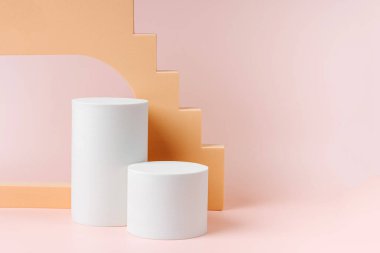 Ürün sunumu için çeşitli geometrik formlara ve pastel renkli podyumlara sahip soyut arkaplan. Kozmetik ürünleri göstermek için podyum.