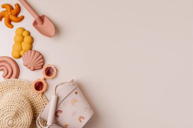 Çocuklar için plaj yaz aksesuarlarının en iyi manzarası. Tatil için modern set: güneş gözlüğü, şapka ve plaj oyuncakları. Düz yatıyordu