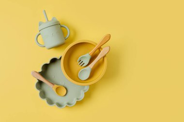 Çocuk kaseleri, tabaklar ve içecek kupaları. Bebek sofra takımı. Beslenme ve beslenme konsepti.  