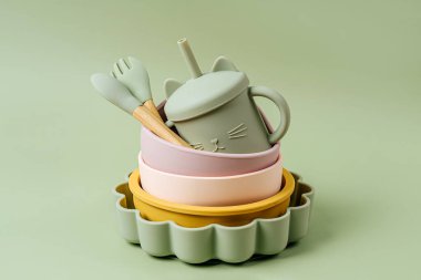 Çocuk kaseleri, tabaklar ve kaşıklar. Bebek sofra takımı. Beslenme ve beslenme konsepti.