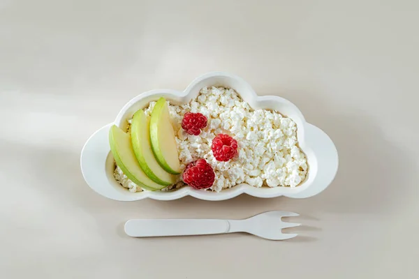 Pequeno Almoço Infantil Prato Forma Nuvem Com Queijo Cottage Baga — Fotografia de Stock