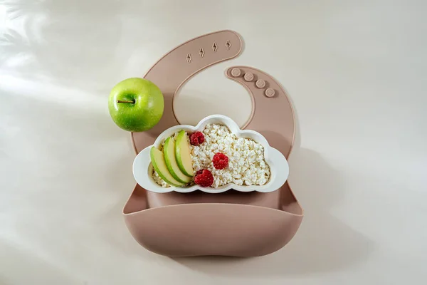 Kinderontbijt Bib Bord Vorm Van Een Wolk Met Kwark Fruit — Stockfoto