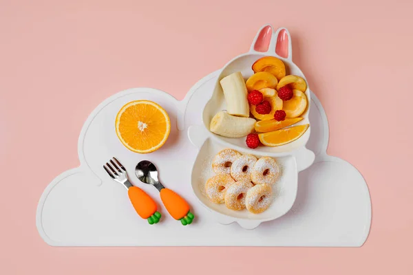 子供の朝食 ドーナツと果物でウサギの形をしたかわいいプレート 子供のための食べ物のアイデア — ストック写真