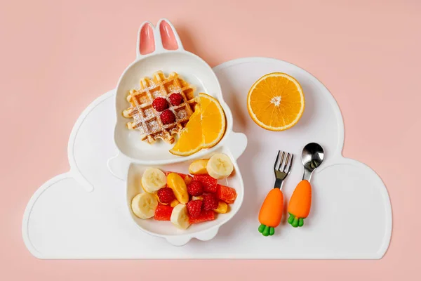 Детский Завтрак Симпатичная Тарелка Форме Кролика Вафлями Фруктами Идея Питания — стоковое фото