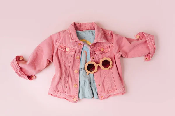 Модний Набір Дитячого Вбрання Рожевий Піджак Сонцезахисні Окуляри — стокове фото