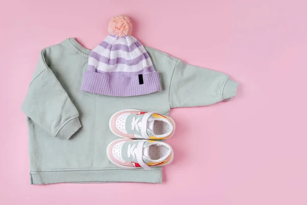 Hoppare Och Mössa Med Sneakers Uppsättning Babykläder Och Tillbehör För — Stockfoto