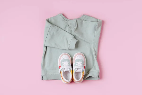 穿上运动鞋 一套用于春季 秋季或夏季粉色背景的婴儿服装和配件 时尚童装 平躺在地上 俯瞰四周 — 图库照片
