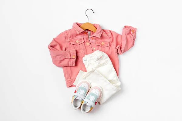 Рожевий Піджак Вішалці Штани Кросівками Набір Дитячого Одягу Аксесуарів Весни — стокове фото
