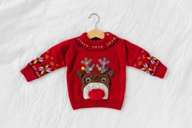 Küçük bebek için geyik desenli şirin bir Noel kazağı. Noel Partisi