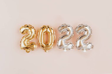 Folyo balonları 2022 numaralı formda. Yeni yıl kutlaması. Altın ve gümüş hava balonları. Tatil partisi dekorasyonu. 