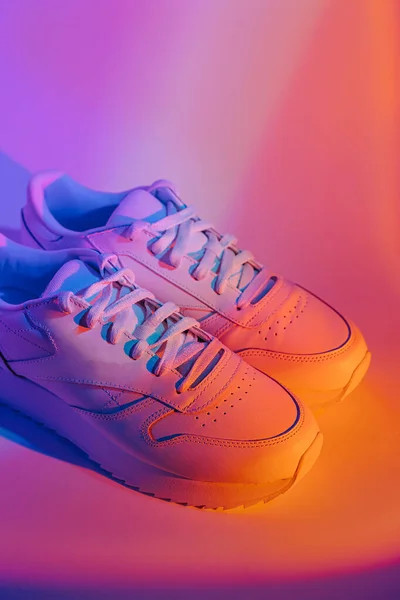 Mode Turnschuhe Auf Lebendigem Abstrakten Hintergrund Sportschuhe Neonlicht Violett Orangefarbener — Stockfoto