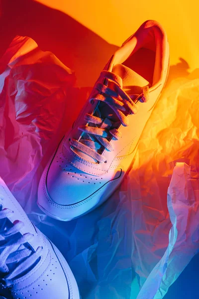 Fashion Sneakers Έντονο Αφηρημένο Φόντο Αθλητικά Παπούτσια Νέον Φως Μπλε — Φωτογραφία Αρχείου