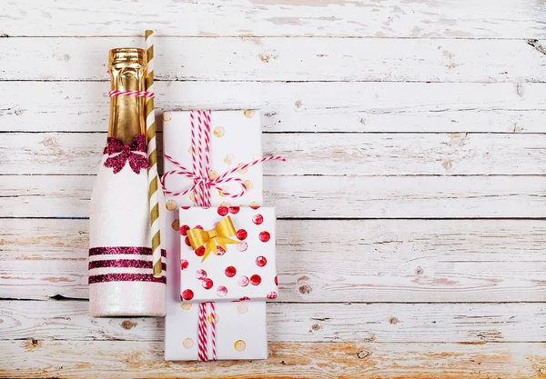 Verschönerte Mini-Champagner und handgemachte Geschenke auf einem hölzernen Hintergrund. Blick von oben — Stockfoto