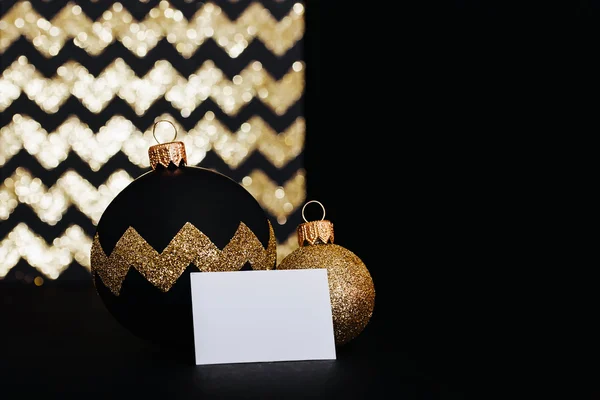 Bola de Natal com um sinal no fundo de ouro brilho — Fotografia de Stock
