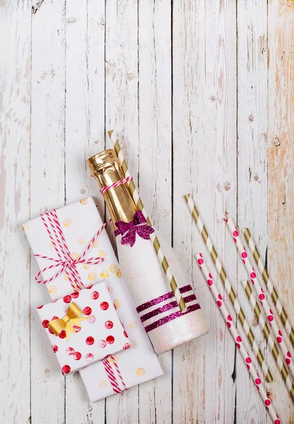 Verschönerte Mini-Champagner und handgemachte Geschenke auf einem hölzernen Hintergrund. Blick von oben — Stockfoto