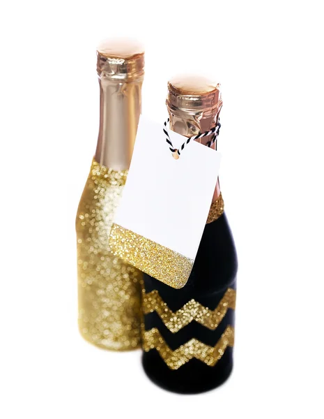 Украшенная бутылка из-под шампанского со стикером — стоковое фото