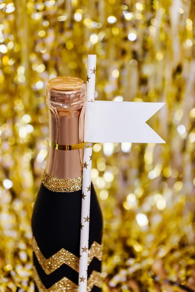 Dekorerade mini Champagneflaska på ljusa glittrande suddig bakgrund — Stockfoto