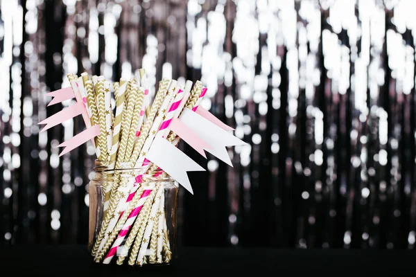 O Bar da Véspera de Ano Novo. Garrafa decorada com árvore de Natal no fundo borrado com bokeh brilhante preto — Fotografia de Stock