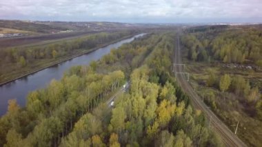Hava sonbahar nehir demiryolu yoldan dron