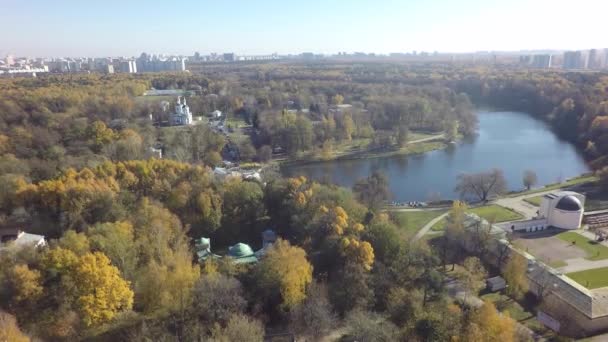 aérienne automne étang rivière parc forêt réserve naturelle lac feuille par drone 