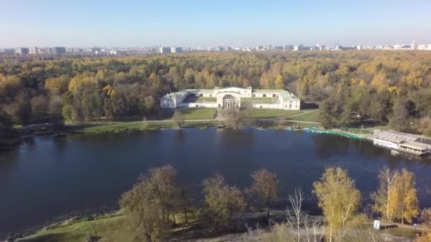 aérienne automne étang rivière parc forêt réserve naturelle lac feuille par drone 